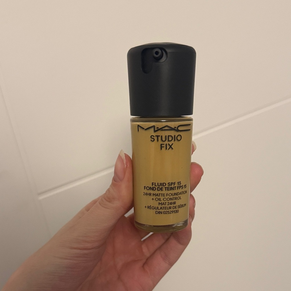 MAC Cosmetics Studio Fix Fluid shade C45 SPF 15 Foundation